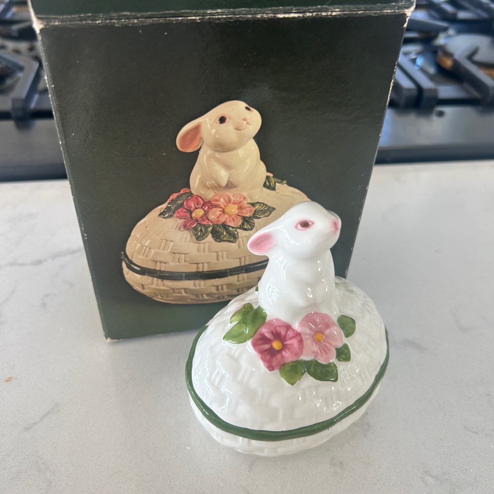 Adorable Vintage Avon White Ceramic Bunny Trinket Box